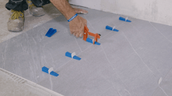 NIVELADOR DE AZULEJOS COLOCANDO TWO LEVEL