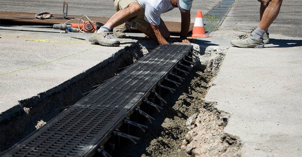 installazione-canalette-drenaggio-fase-di-posa