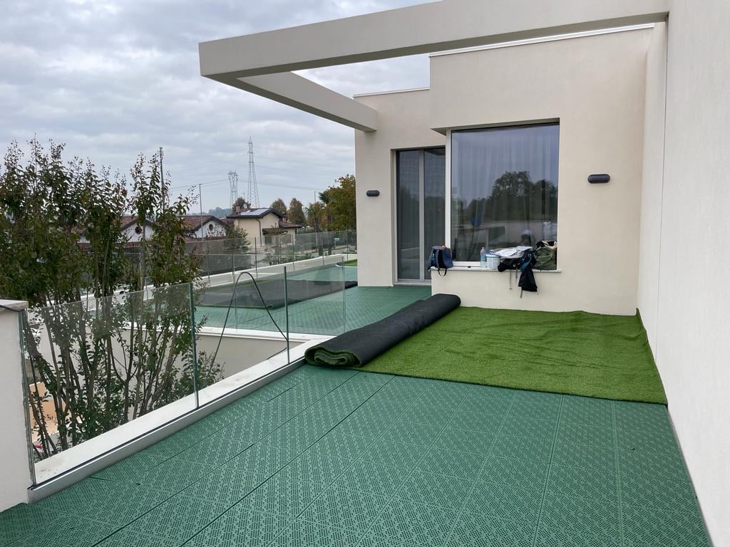 Terrazzo con Piastrelle in plastica e erba sintetica