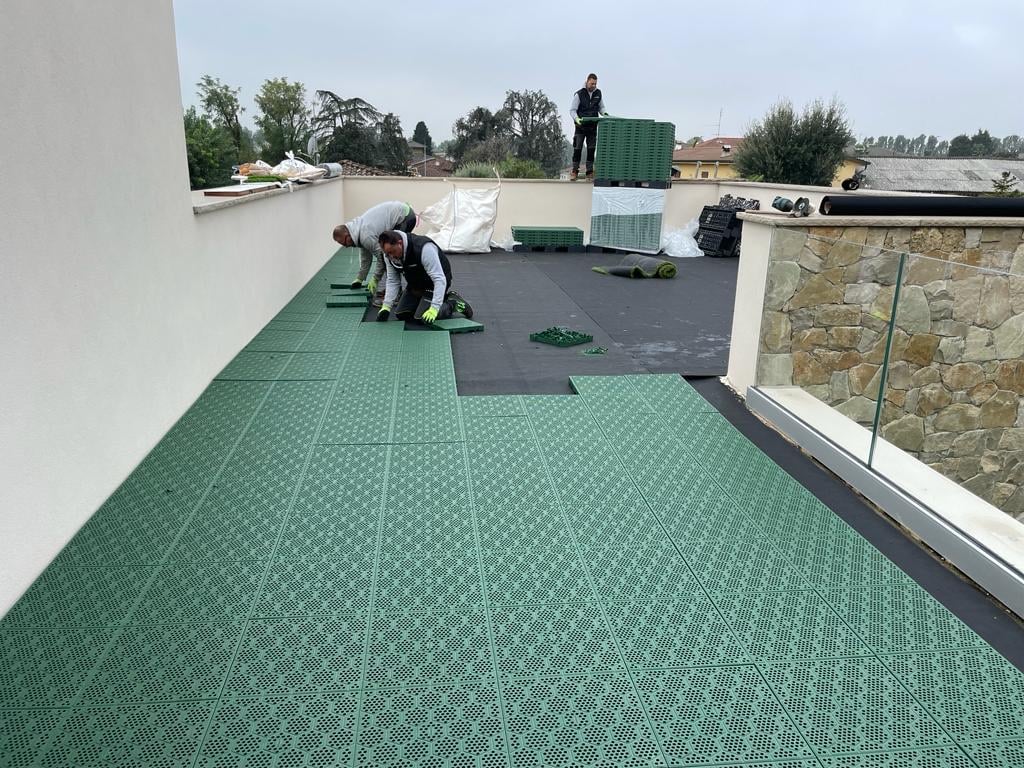 Terrazzo con Piastrelle in plastica e erba sintetica