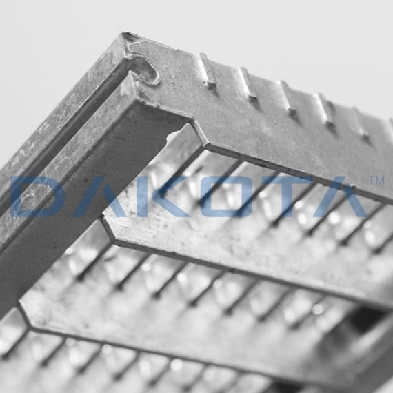 Γαλβανισμένη σχάρα B125 με  αντιολίσθηση και προστασία ποδιού